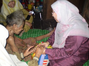Kami menziarahi seorang nenek buta yang tinggal bersendirian di rumahnya. Sebelum ini Pusat Khidmat KeADILan Kuantan telah menjalankan aktiviti sukarelawan gotong-royong membersihkan rumahnya.